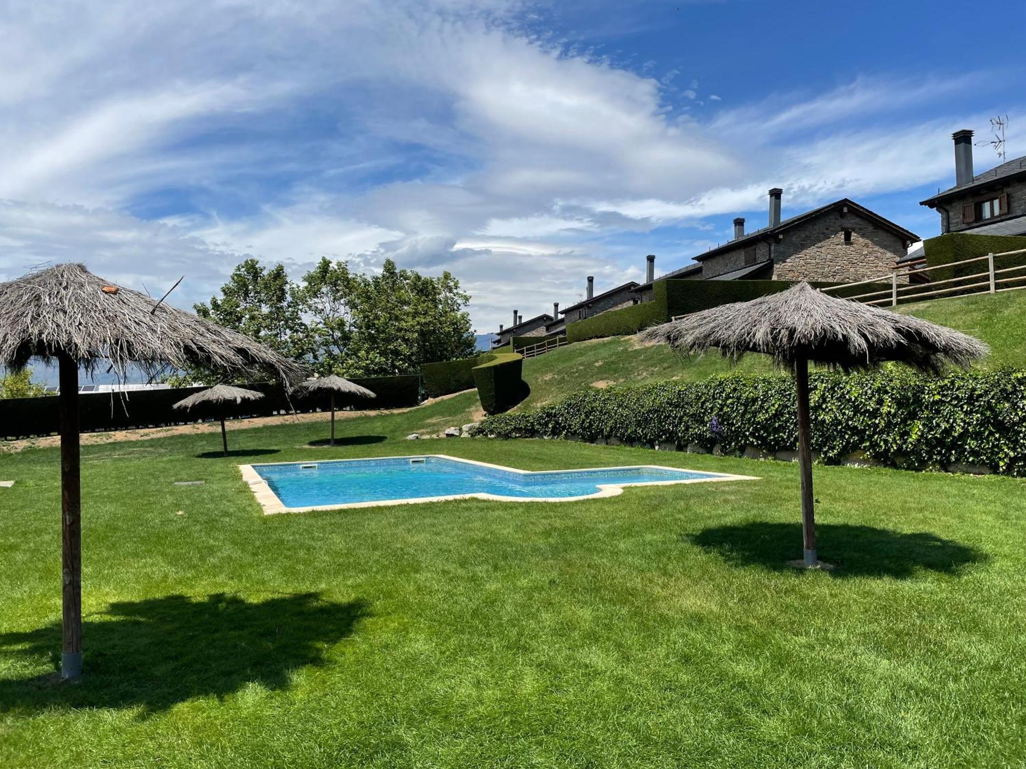 Apartamento Renovado Con Jardin Privado, Parking ,Wifi Y Piscina Osseja Exterior photo